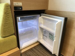 カンデオホテルズ東京新橋 ダブルルーム こあがりソファー横 冷蔵庫