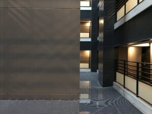 アパホテル 品川 泉岳寺駅前 廊下 全体が吹き抜け構造になっています