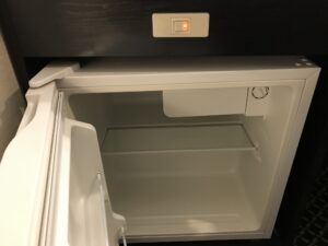 アパホテル 品川 泉岳寺駅前 シングルルーム デスク下 冷蔵庫の中は空です
