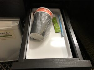 アパホテル 品川 泉岳寺駅前 シングルルーム デスクの引き出し 紙コップと飲み物があります