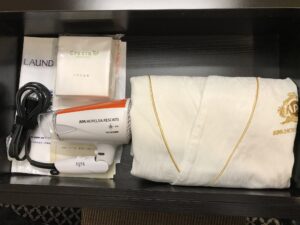 アパホテル 品川 泉岳寺駅前 シングルルーム デスクの引き出し ドライヤー、部屋着があります