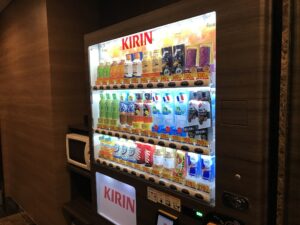 アパホテル 品川 泉岳寺駅前 1階 自動販売機と電子レンジ