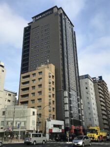 アパホテル 品川 泉岳寺駅前 建物外観 泉岳寺駅前から撮影