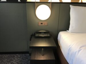 三井ガーデンホテル 汐留イタリア街 モデレートクイーン 枕元 電話とACコンセントがあります