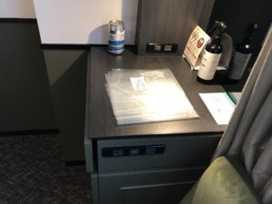 三井ガーデンホテル 汐留イタリア街 モデレートクイーン キャビネット ACコンセントとUSB、有線LANコネクタがあります