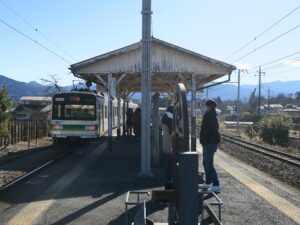 秩父鉄道線 和銅黒谷駅 ホーム 左が秩父・三峰口方面 右が熊谷・羽生方面です