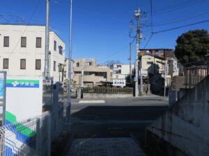 西武秩父線 西武秩父駅と秩父鉄道線 御花畑駅との間の通路 御花畑駅へはここを左折します