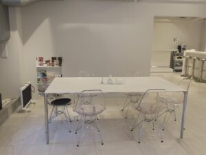 TSUKIMI HOTEL 1階パブリックスペース テーブルと椅子