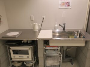TSUKIMI HOTEL キッチン 冷蔵庫と流し台、IHヒーター、電子レンジ、電気ポットがあります