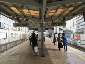 京阪京津線 びわ湖浜大津駅 1番線・2番線 1番線は主に御陵・三条京阪・京都市役所方面に行く列車と、坂本比叡山口方面に行く列車が発着します 2番線は主に膳所・石山寺方面へ行く列車が発着します