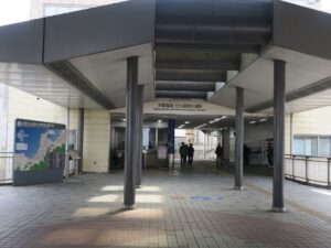 京阪石山坂本線 びわ湖浜大津駅 べテストリアンデッキの先に改札口があります ICカード対応の自動改札機が並びます