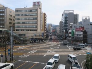 大津市 浜大津駅前交差点 左側がびわ湖浜大津駅 右側が坂本方面 正面が京都方面です