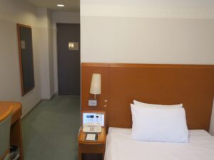 ホテルテトラ大津．京都 シングルルーム 窓側から玄関方向を撮影