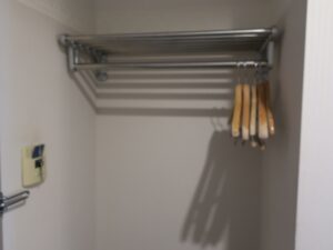 ホテルテトラ大津．京都 シングルルーム 玄関脇 ハンガーとキーホルダー
