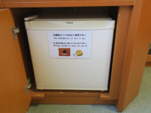 ホテルテトラ大津．京都 シングルルーム テレビ台の下 冷蔵庫が入っています