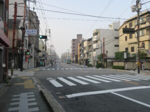 東山安井交差点 左に行くとTSUKIMI HOTEL 右に行くと建仁寺があります