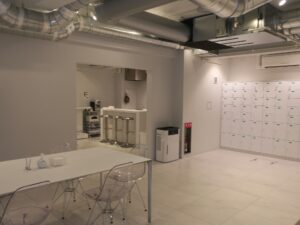 TSUKIMI HOTEL 1階パブリックスペース ここで靴を脱いで下駄箱に入れます