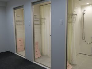 TSUKIMI HOTEL シャワールーム シャンプー・リンス・ボディソープが備え付けです