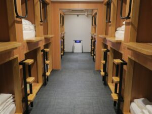 TSUKIMI HOTEL 寝室 奥に大きな空気清浄機があります