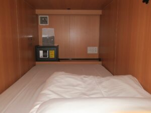 TSUKIMI HOTEL カプセルルーム内 ベッドメイキング後
