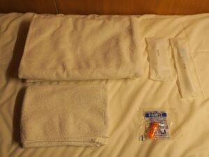 TSUKIMI HOTEL アメニティ バスタオル・フェイスタオル・場ブラシ・剃刀・耳線が入っています