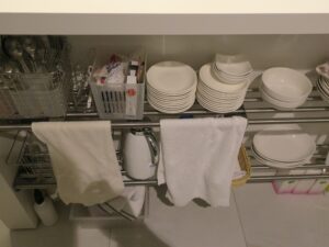 TSUKIMI HOTEL キッチン 食器類と鍋類、スプーン、フォークなどがあります