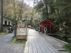 石山寺 拝観料を支払って、中に入ったところ 正面に比良明神影向石、右に手水舎が見えます