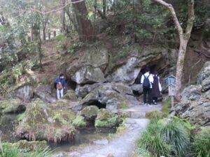 石山寺 くぐり岩