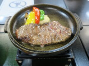 石山遊膳 メインディッシュのステーキ 大津温泉 おふろcafe びわこ座にて