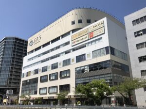 ハマボールEAS SPA EASはこの建物の中にあります