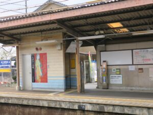 京阪石山坂本線 近江神宮前駅 坂本比叡山口方面行き改札口 ホーム側から撮影 交通系ICカードに対応したカードリーダーと自動券売機があります