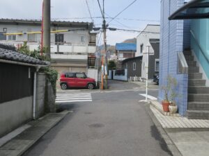 近江神宮前駅から道なりに沿って進んだところ この左側に郵便局があります