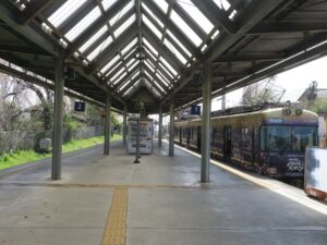京阪石山坂本線 坂本比叡山口駅 ホーム 松ノ馬場駅方向を撮影 近江神宮前・びわ湖浜大津・京阪膳所・石山寺方面行きの列車が発着します