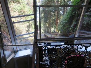比叡山 坂本ケーブル ほうらい丘駅 ホーム ケーブルカー車内から撮影