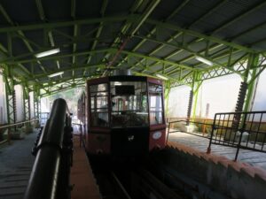 比叡山 坂本ケーブル 延暦寺駅 ホームと車両