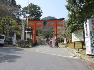 日吉大社 鳥居 坂本ケーブルへはここを左に曲がります