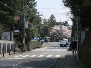 坂本ケーブル 手前の三差路 坂本ケーブルへはここを右へ曲がります