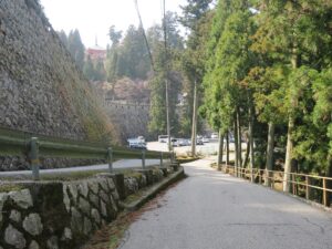 比叡山 延暦寺 坂本ケーブルの延暦寺駅から歩いたところ 左側に東塔が見えます