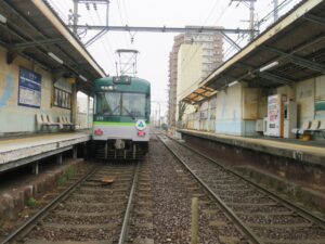 京阪石山坂本線 島ノ関駅 ホーム 左が京阪膳所・石山寺方面行きの電車が発着します 右がびわ湖浜大津・近江神宮前・坂本比叡山口方面行きの電車が発着します