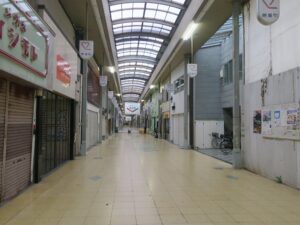 大津市 菱屋町商店街 アーケードの中 シャッター街になりかけています