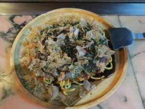 豚玉モダン焼き 鉄板居酒屋てなもんやにて