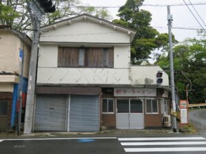 東海バス 湯ヶ島温泉口バス停 ラーメン屋さんは昼飯時なのに営業していません 5年前にあった自販機がなくなっていました