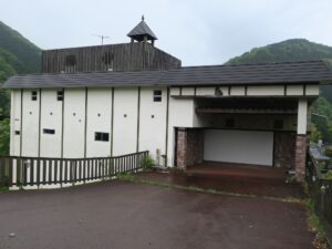 湯ヶ島温泉口バス停付近 廃墟と化したホテル 5年後は入り口が塞がれていました