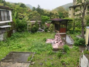 湯ヶ島温泉 5年前に廃墟と化して朽ち果てた旅館があったと思われる場所 よく見ると残骸と思われる建造物があります