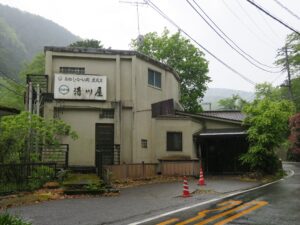 湯ヶ島温泉 5年後にはカラーコーンが置かれていまして、この旅館は営業していないと思われます