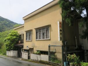 湯ヶ島温泉 廃墟と化した旅館 中は荒れ放題で 5年経っても撤去されていませんでした