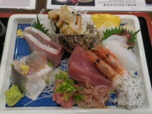 地魚刺身定食 かんぱち あじ サザエ まぐろ 甘エビ イカ タコ ネギトロ 桜エビ 釜茹でしらすの10点盛でした 伊豆海鮮 どんぶりやにて