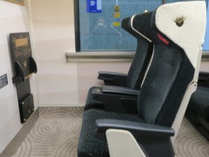 京阪電気鉄道 3000系 5号車 プレミアムカー 2人掛けシート 出町柳駅で撮影