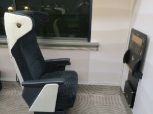 京阪電気鉄道 3000系 5号車 プレミアムカー 1人掛けシート 出町柳駅で撮影