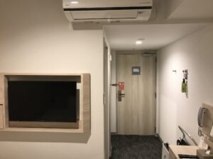 ベッセルイン千葉駅前 スタンダードシングル 窓から入り口方向を撮影